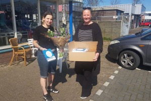 Vandaag zijn de vijftig boeken afgeleverd bij de Kinderkledingbank Hoorn